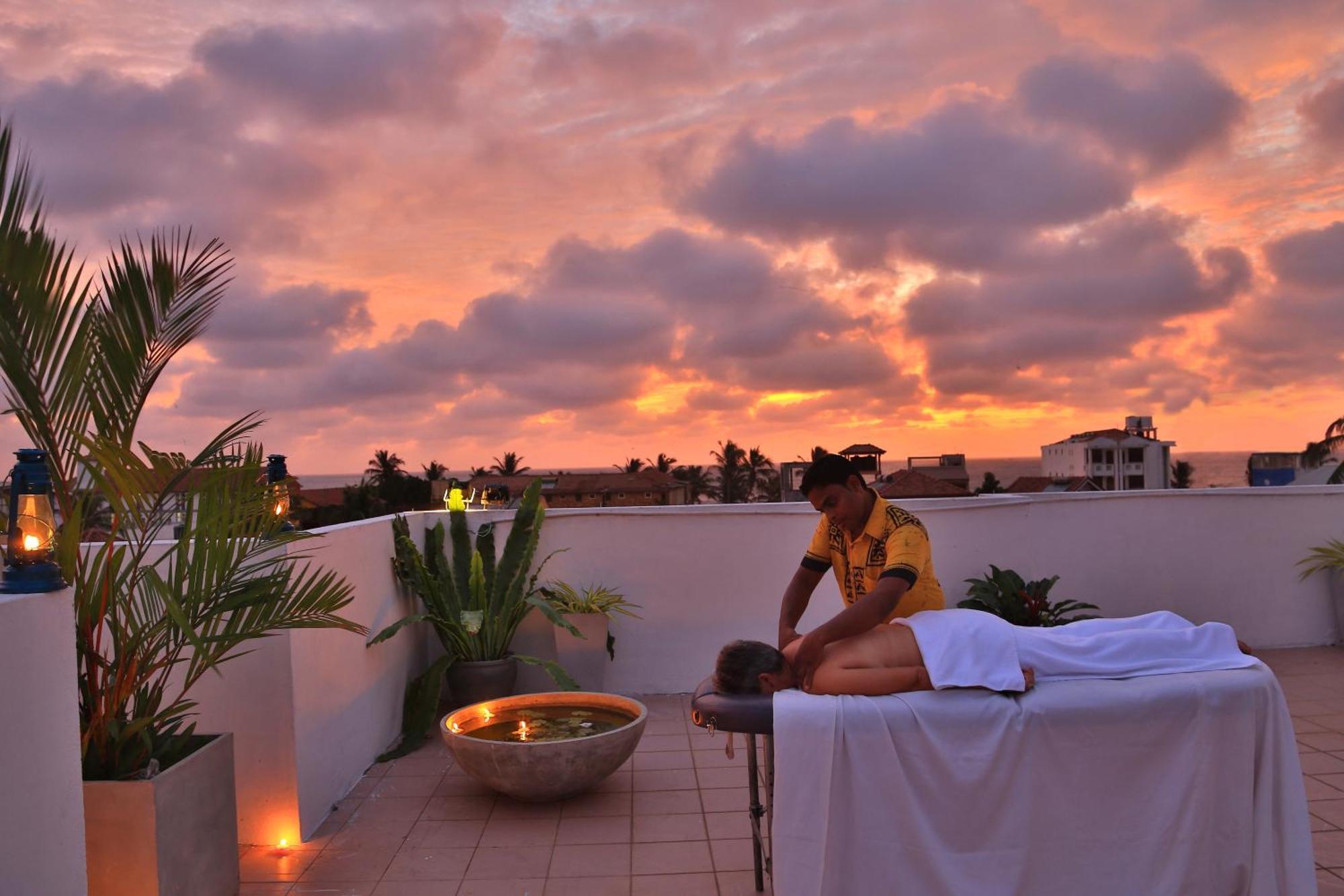 St.lachlan & 4* Negombo