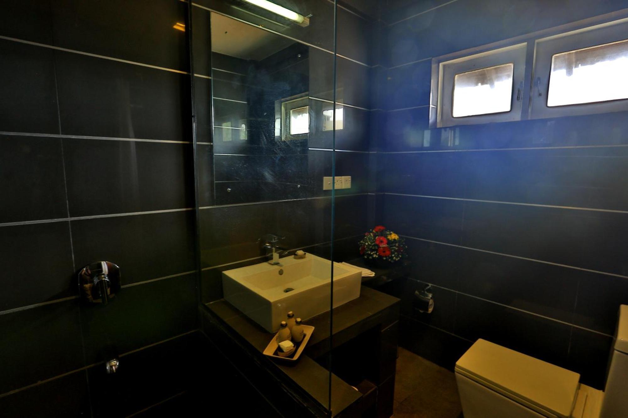 St.lachlan & 4* Negombo